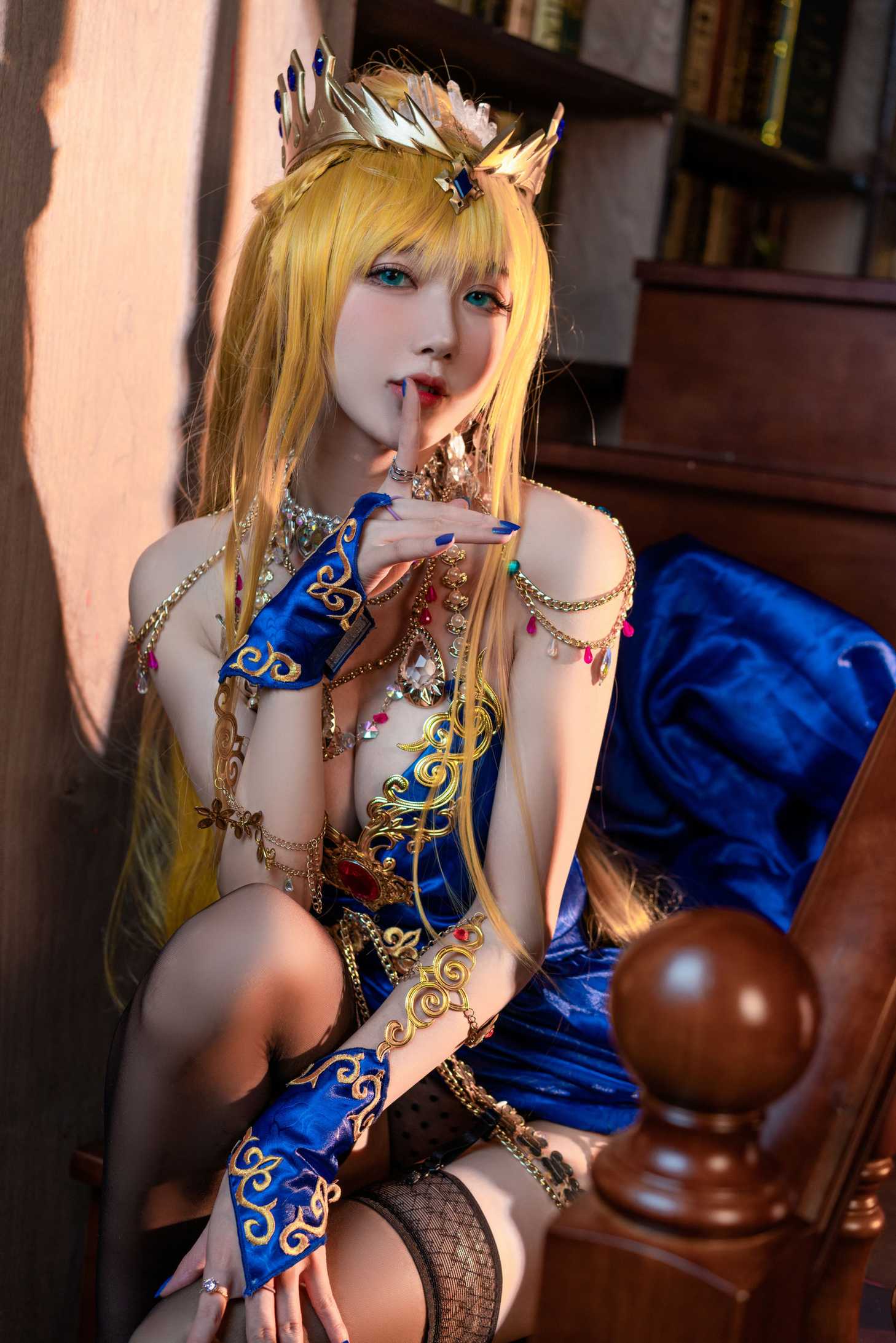 阿包也是兔娘《白枪呆同人睡衣》COS图集赏析:宝蓝礼服下的华丽宫廷幻想风