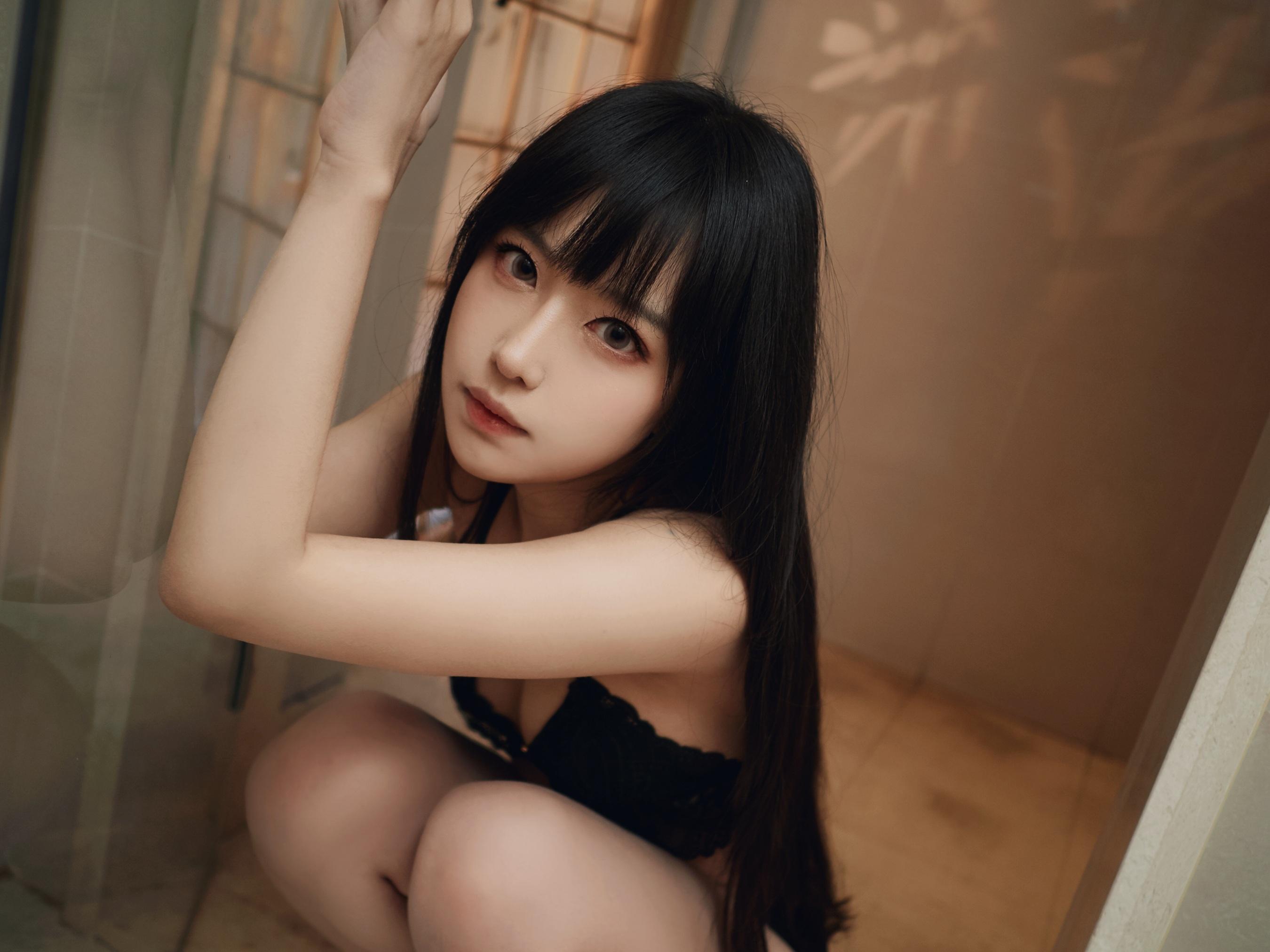 Shika小鹿鹿《启蛰》COS图集赏析:室内柔光下的黑发人像氛围 Shika小鹿鹿《启蛰》COS图集赏析:室内柔光下的黑发人像氛围